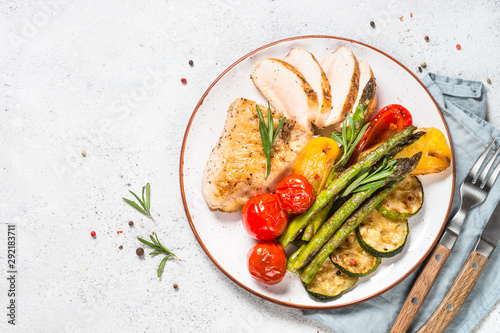 Chicken breast grilled with vegetables.
