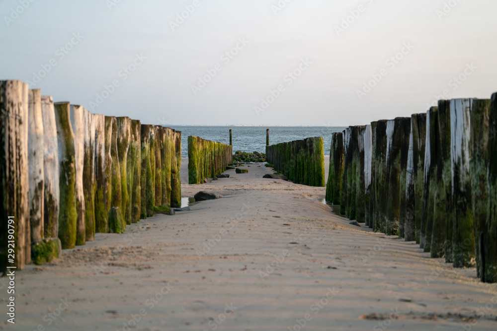 Holzpfahl am Strand in Holland Niederlande im Sommer 