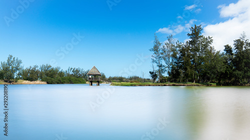 cabane sur le lac