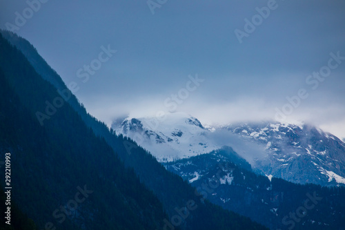 Berge mit Nebel in der Luftperspektive