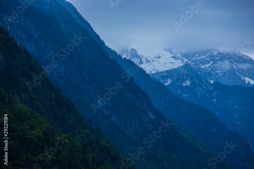 Berge mit Nebel in der Luftperspektive