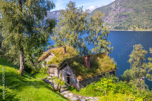 Obraz na płótnie old wooden house on the lake in mountains w salonie