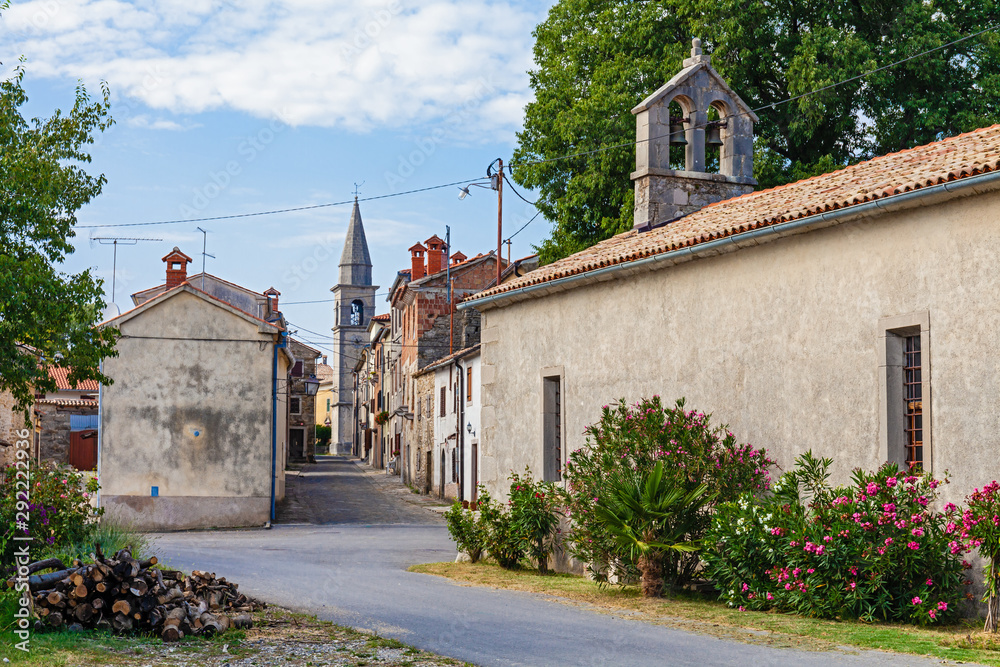 Strasse mit alten Gebäuden in dem kroatischen Bergdorf Draguc in Kroatien
