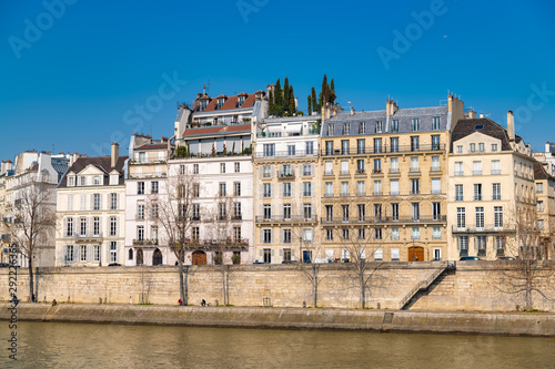 Paris, panorama of the ile Saint-Louis, view of the roofs and typical buildings  © Pascale Gueret
