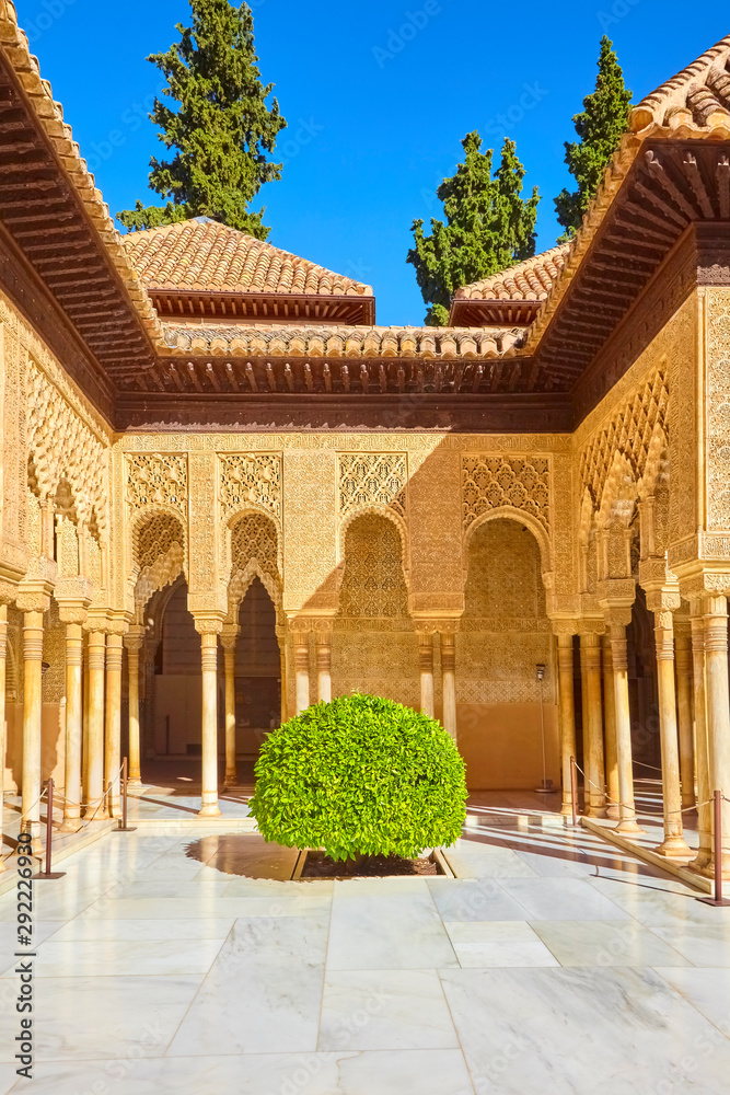 Fototapeta premium Famous courtyard in the Alhambra with lion court. (Granada, Spain)