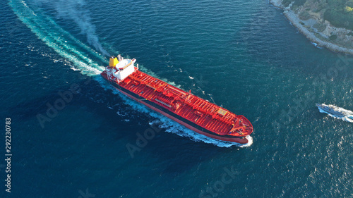 Obraz Zdjęcie lotnicze z góry na dół przemysłowego tankowca do przewozu ropy i paliwa, pływającego po otwartym morzu