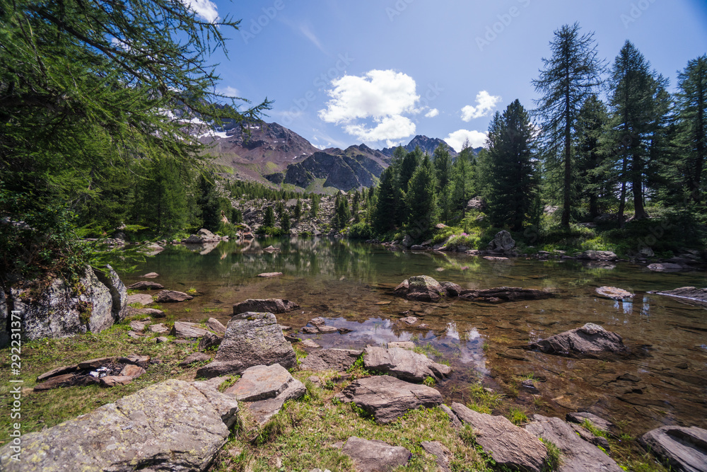 Obraz premium church/chapel close to cliff drop-off above mountain valley