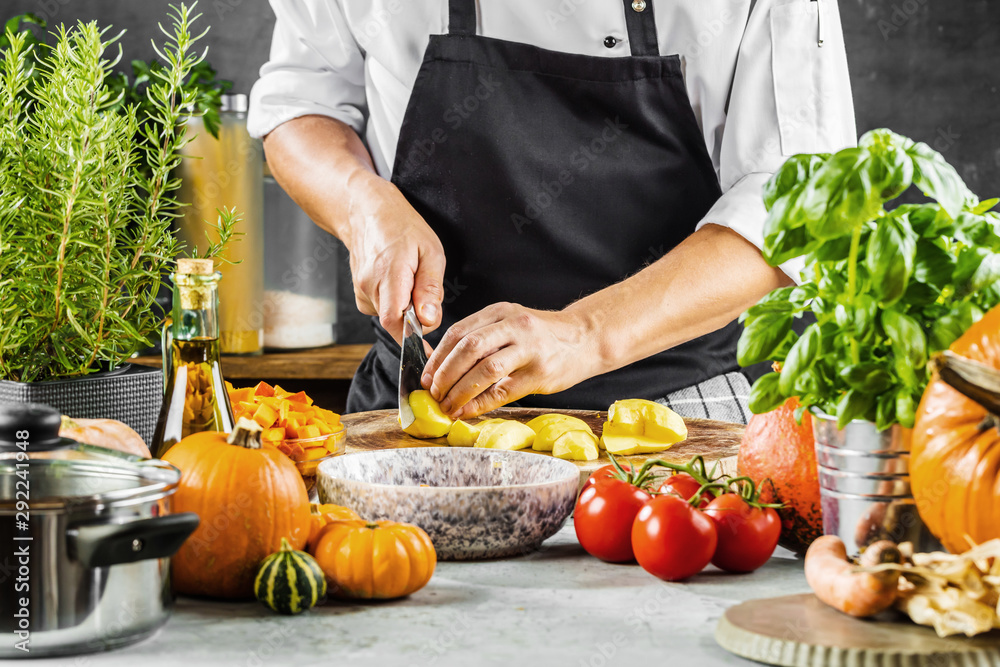 Chef Koch schneidet Gemüse in einer Restaurant Küche Chef Koch schneidet Gemüse in einer Restaurant Küche