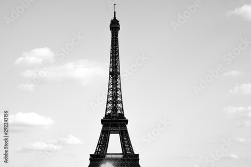 Fototapeta Naklejka Na Ścianę i Meble -  Tour Eiffel en noir et blanc