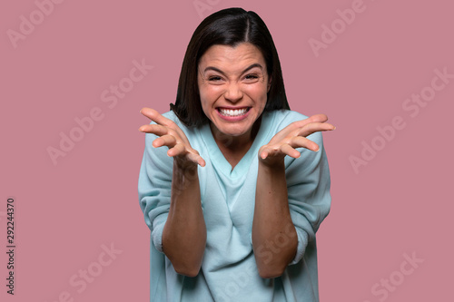 Φωτογραφία Portrait of a cute adorable asian american woman looking at camera, excited, fun