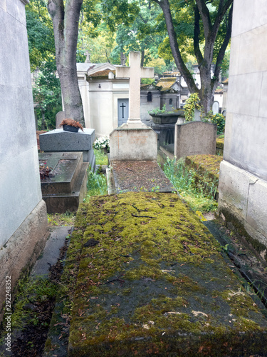 Foto Graves and tombs in Père Lachaise cemetery, Paris, France, spring, 2019