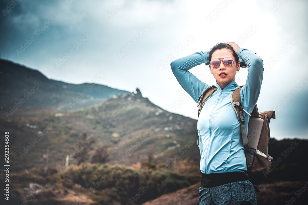 Naklejka premium Young asian woman hiking at seaside mountain