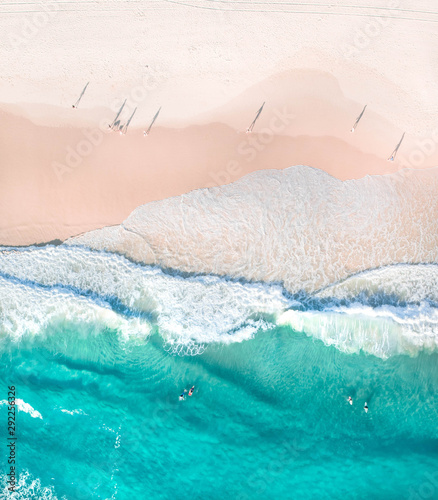 Canvas Print Top view of beautiful white sand beach with turquoise sea water and palm trees,