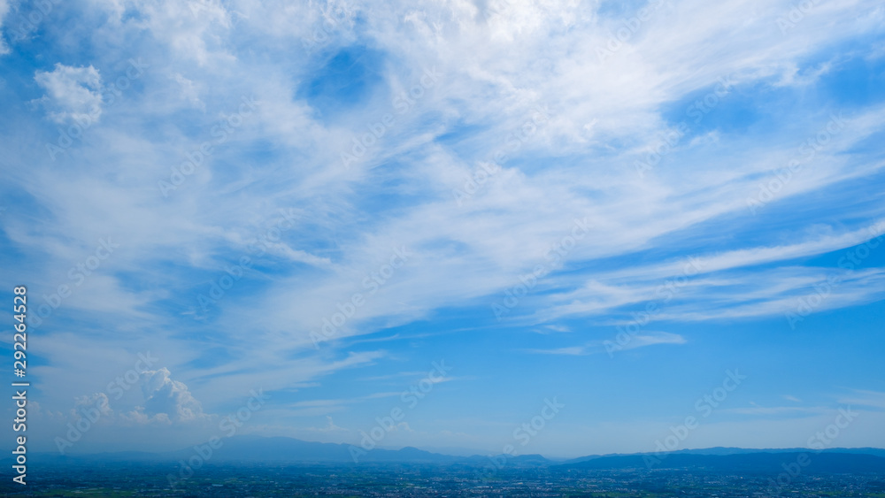 【写真素材】 青空　空　市街地　秋の空　背景　背景素材　9月　コピースペース