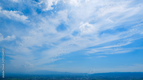 【写真素材】 青空 空 市街地 秋の空 背景 背景素材 9月 コピースペース