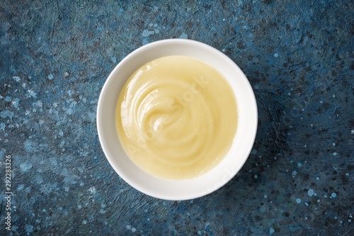 Obraz na plátne Close-up of vanilla sauce in white bowl