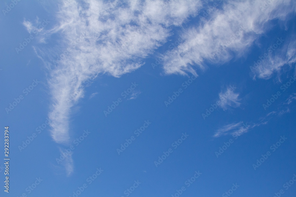 秋の澄んだ青い空と白い雲