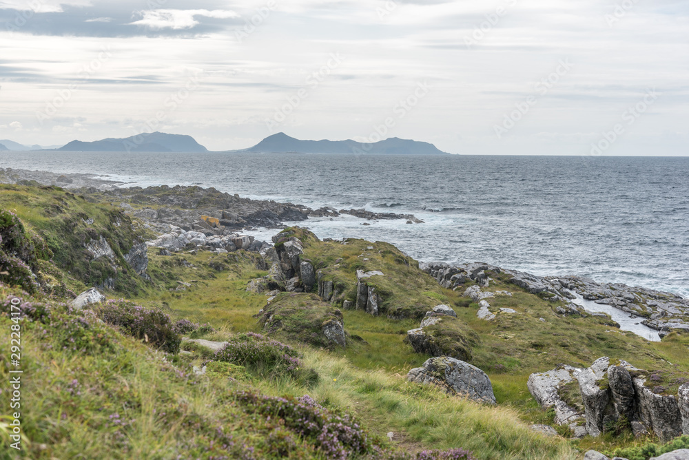 An der Küste der Insel Godøya bei Ålesund