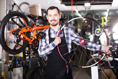 Man plans to install a bicycle wheel photo