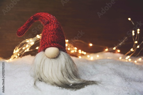 Weihnachtswichtel mit roter...