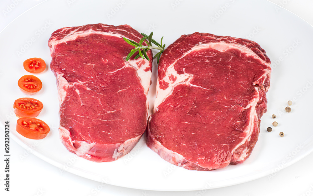 deux entrecôtes de boeuf cru sur plat deux entrecôtes de boeuf cru sur plat