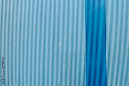 青いトタン壁