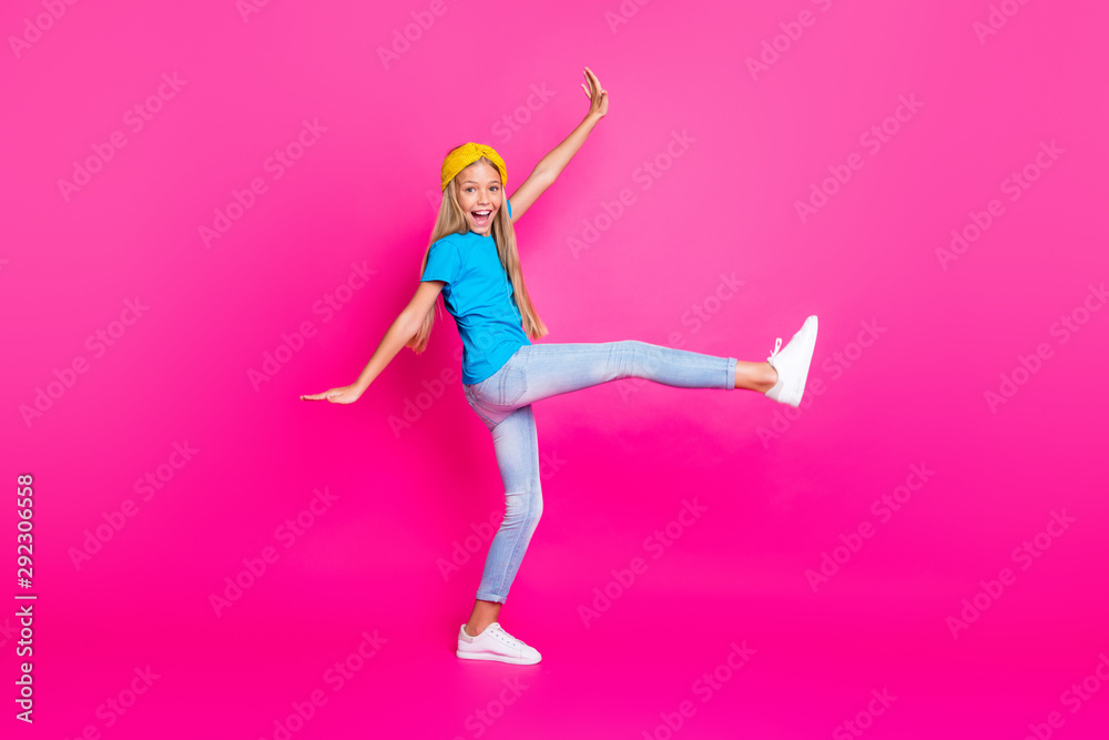 Full size photo of cheerful positive funny funky girl raise her leg have fun on summer holidays feel candid wear shine sneakers clothes isolated over bright color background Full size photo of cheerful positive funny funky girl raise her leg have fun on summer holidays feel candid wear shine sneakers clothes isolated over bright color background