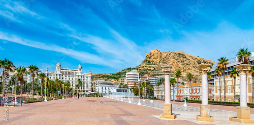 Photo Houses on the promenade of Alicante, Spain in the Baroque style among palm trees