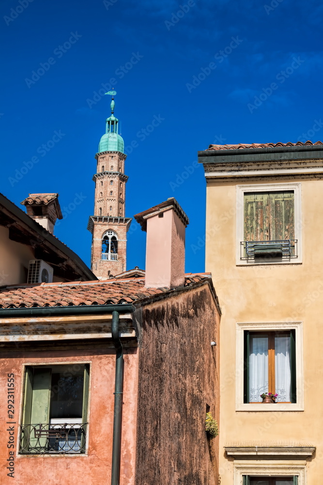 altbauten in vicenza mit torre bissara im hintergrund, italien