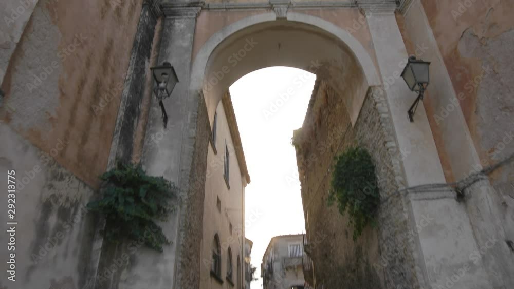Gerace, un borgo più bello d'Italia, in Calabria vicino la costa dei Gelsomini. Vista dei vicoli e delle chiese della città Gerace, un borgo più bello d'Italia, in Calabria vicino la costa dei Gelsomini. Vista dei vicoli e delle chiese della città