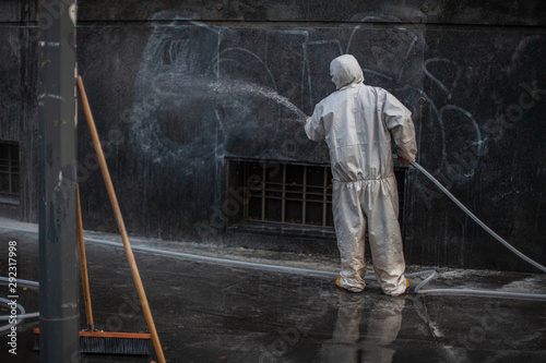 Uomo disinfetta muri strada covid19 sanificazione © GLS