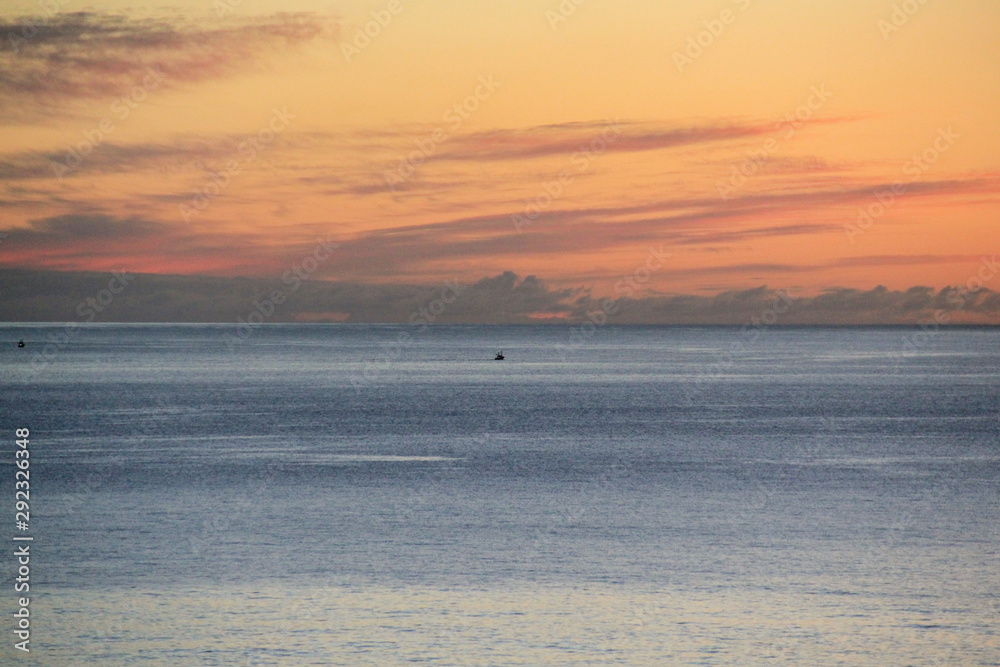 Fischerboote im Sonnenaufgang vor La Palma auf den Kanaren Fischerboote im Sonnenaufgang vor La Palma auf den Kanaren