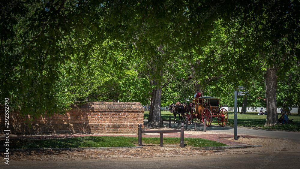 Obraz premium Horse drawn carriage traveling down Williamsburg Road