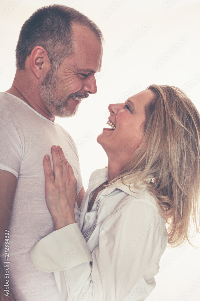 Portrait fröhlich lachendes älteres Paar schauen sich in die Augen Umarmung weißer Hintergrund Portrait fröhlich lachendes älteres Paar schauen sich in die Augen Umarmung weißer Hintergrund