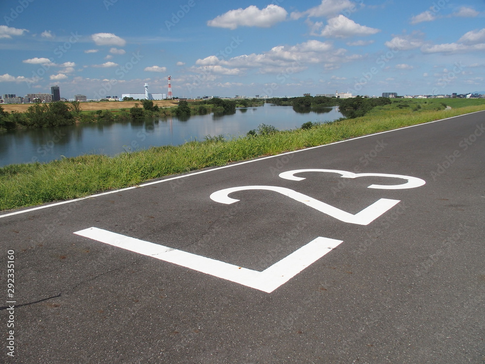 Obraz premium 海から23キロメートル地点の江戸川土手のサイクリング道路風景