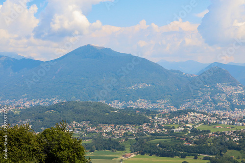 Vista dall'alto delle montagne e della città di Lugano da Cademario, paesaggi e natura