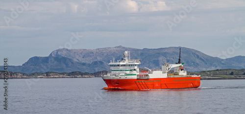Transportschiff im Fjord Nordsalten