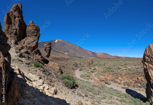 Nationalpark Teneriffa  Kanarische Inseln - Blick von der ber  hmten Felsformation Roques de Garcia zum Berg Teide