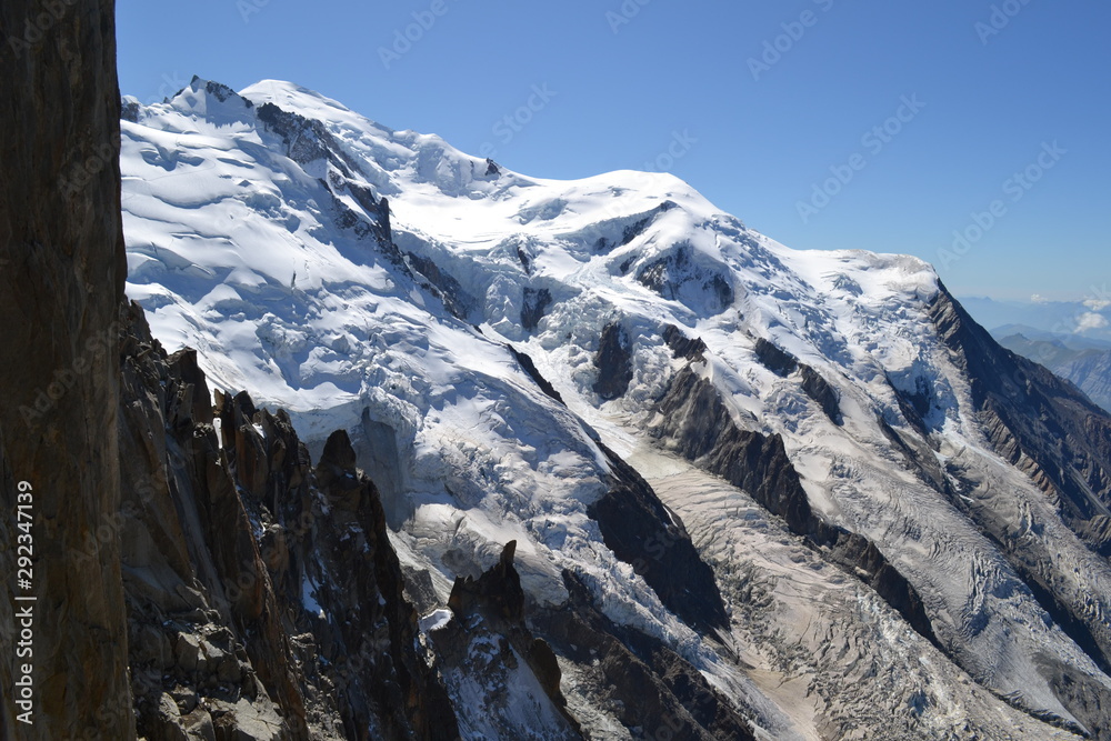 Mont Blanc z Aiguille du Midi, Francja - obrazy, fototapety, plakaty 