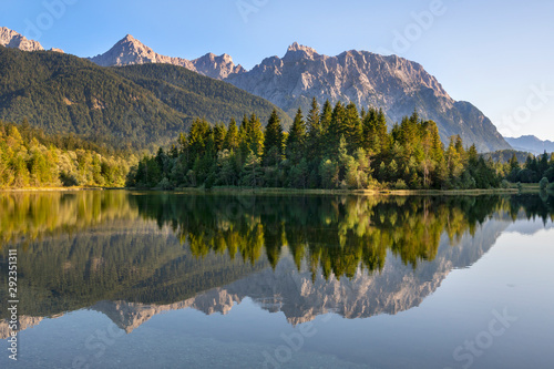 Fototapeta Naklejka Na Ścianę i Meble -  Karwendelgebirge mit Spiegelung im Isar-Stausee bei Krün