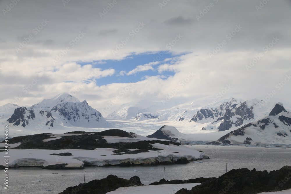 malownicze ośnieżone i skaliste wybrzeże antarktydy  - obrazy, fototapety, plakaty 