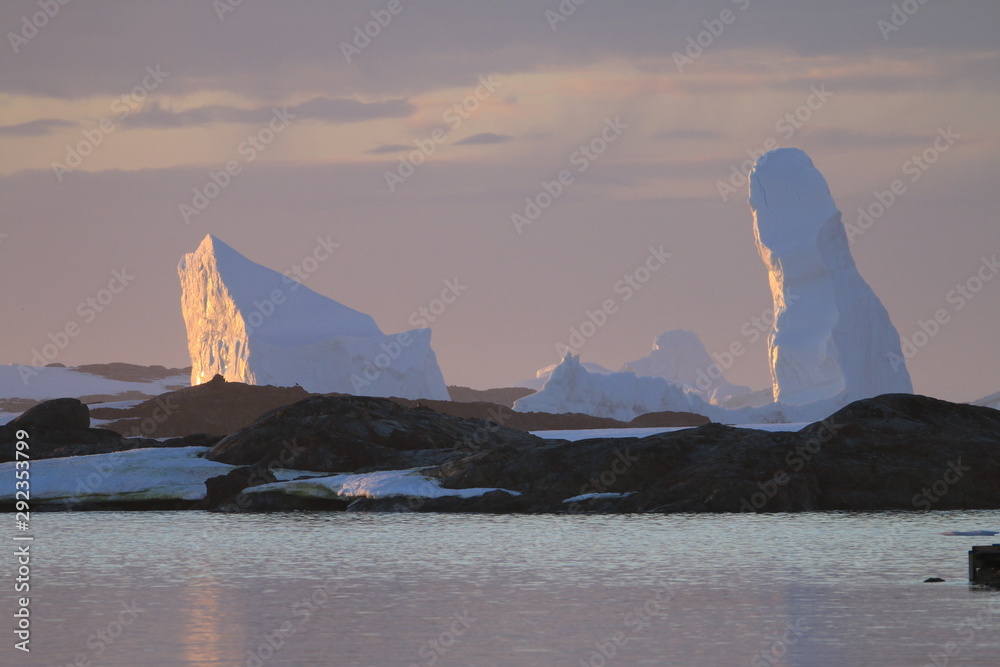 piękne naturalne formy z lodu i śniegu u wybrzeży antarktydy o zachodzie słońca - obrazy, fototapety, plakaty 