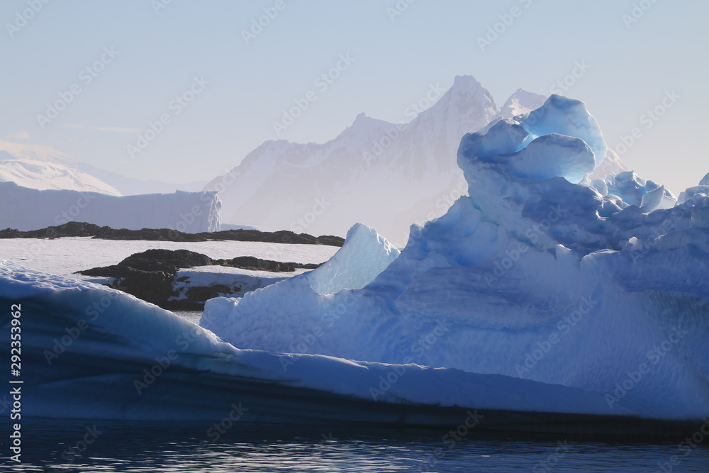 piękne duże bryły lodu i śniegu dryfujące przy wybrzeżu antarktydy w słoneczny dzień - obrazy, fototapety, plakaty 