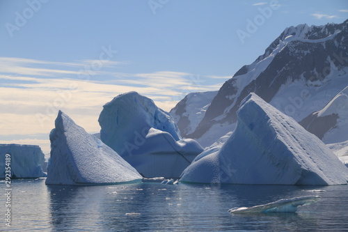 piękne duże bryły lodu i śniegu dryfujące przy wybrzeżu antarktydy w słoneczny dzień