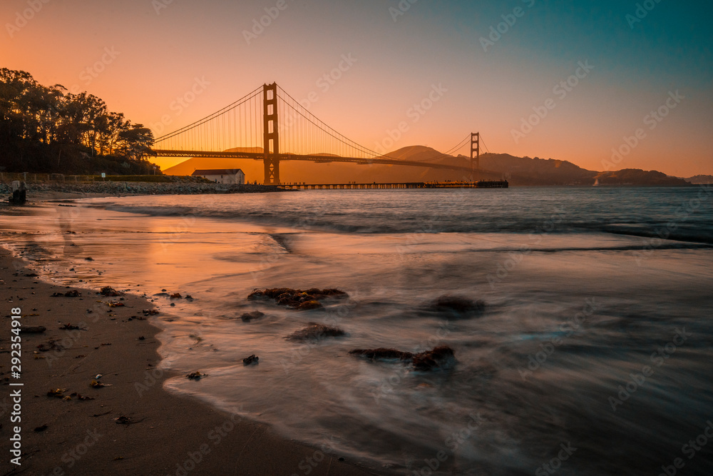 San Francisco, California / United States »; August 2019: Long exposure at the Red Sunset at the Golden Gate of San Francisco from the beach