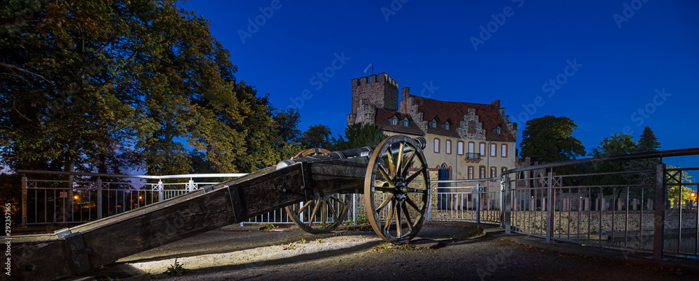 Die Kanone vor der Burg