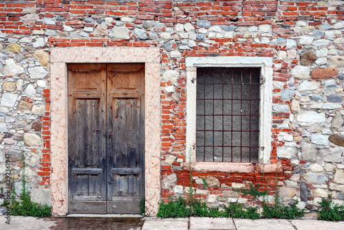 Altes Backsteinmauerwerk mit Tür und Fenster