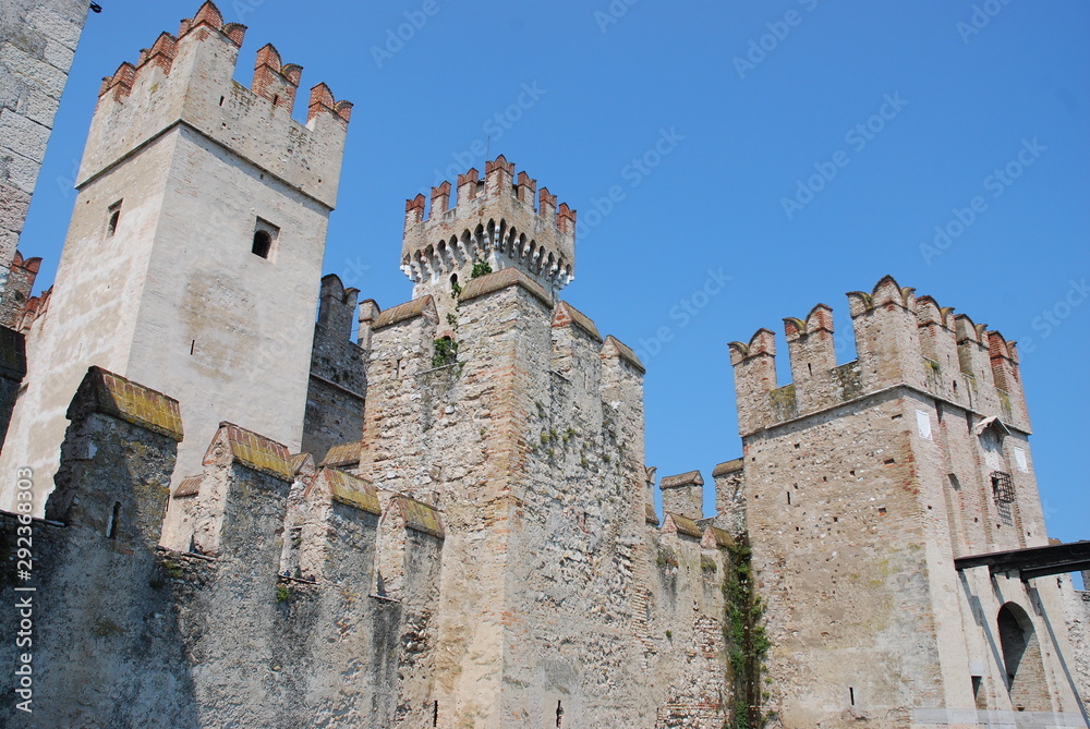 Sirmione – Altstadt mit der Rocca Scaligera – einer der schönsten Wasserburgen Europas