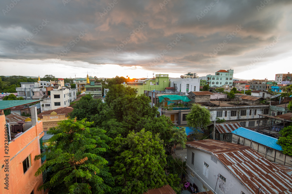 Fototapeta premium amazing sundown panorama of mandalay from a rooftop