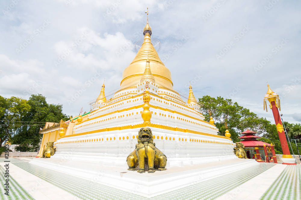 Fototapeta premium golden temple at yangon, myanmar